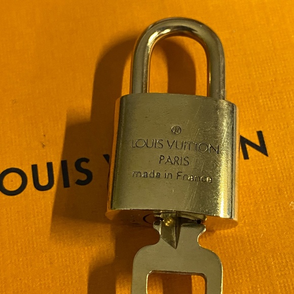 Louis Vuitton brass lock set with key #305 Authentic padlock Nice! - Picture 2 of 3